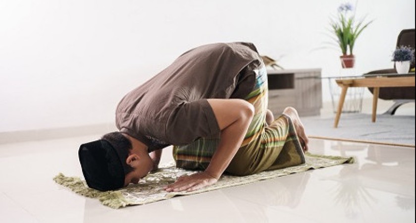 Aurat Terlihat Ketika Sujud, Apakah Shalatnya Batal?